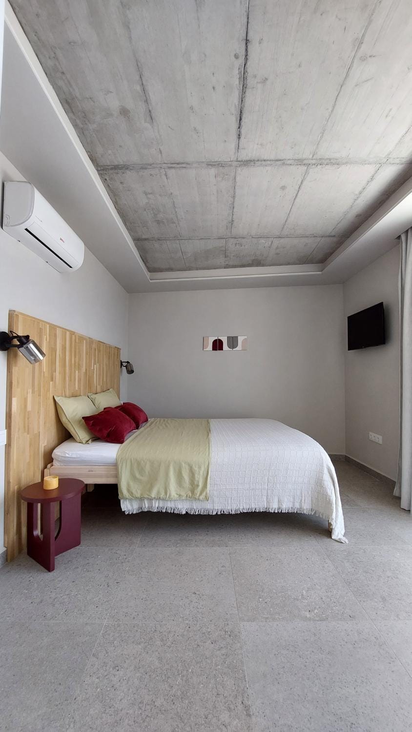 Bed, TV and multimedia, Photo of the whole room, Bedroom, air conditioner