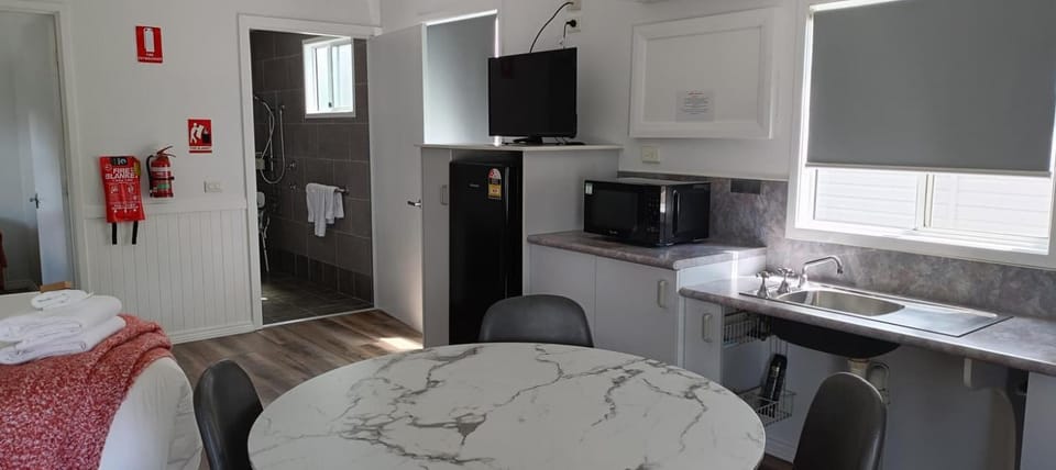 TV and multimedia, Kitchen or kitchenette, Dining area, oven