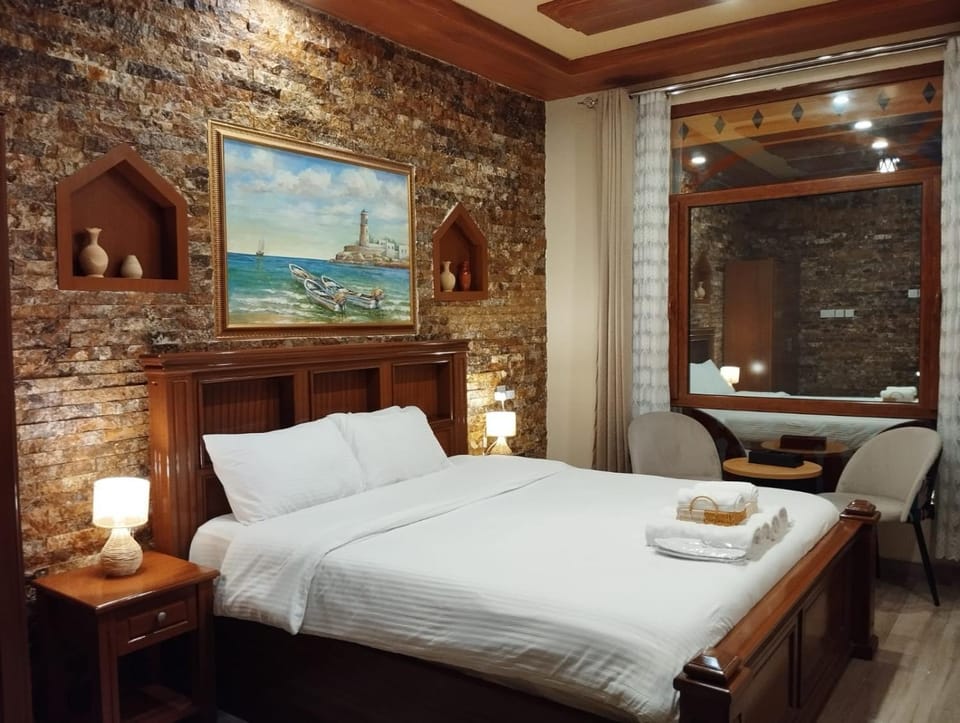 Bed, Photo of the whole room, Seating area, Bedroom
