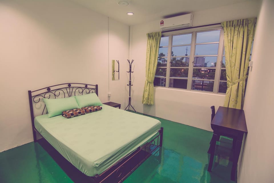 Bed, Photo of the whole room, Bedroom, Street view