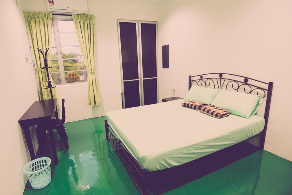 Bed, Photo of the whole room, Bedroom, River view, Street view