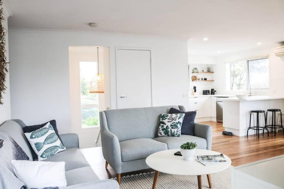 Lochview - 3 bedroom, pet friendly home with views House in Merimbula