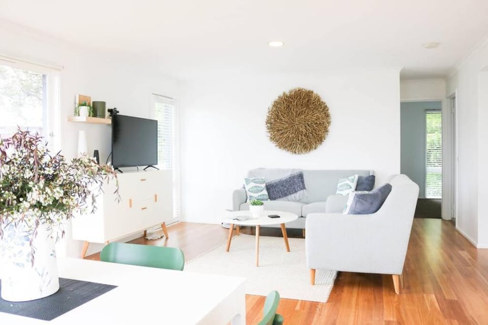 Lochview - 3 bedroom, pet friendly home with views House in Merimbula