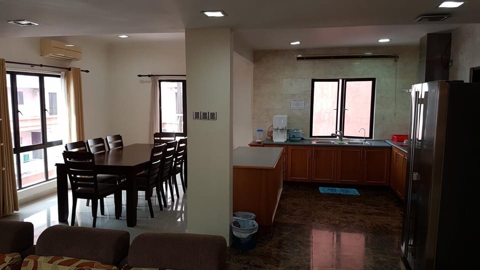 Kitchen or kitchenette, Photo of the whole room, Decorative detail, Dining area