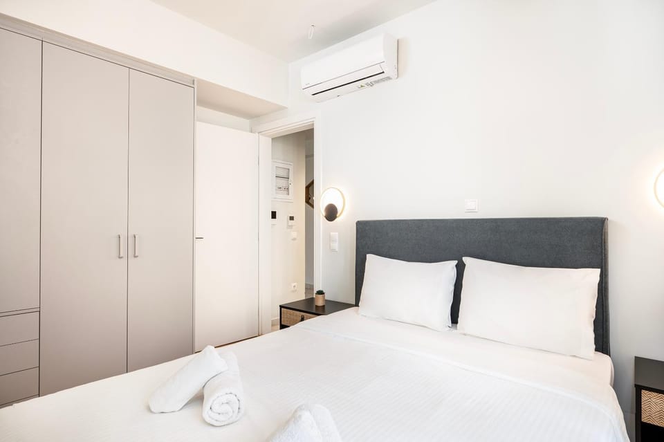 Bed, Photo of the whole room, Bedroom, air conditioner