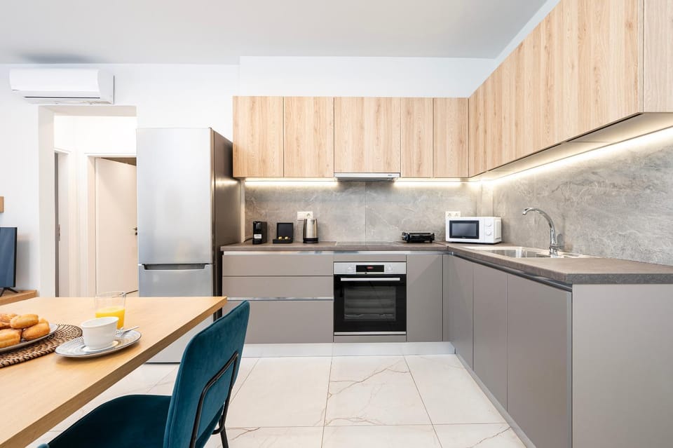 Coffee/tea facilities, Kitchen or kitchenette, Dining area, oven, stove, toaster