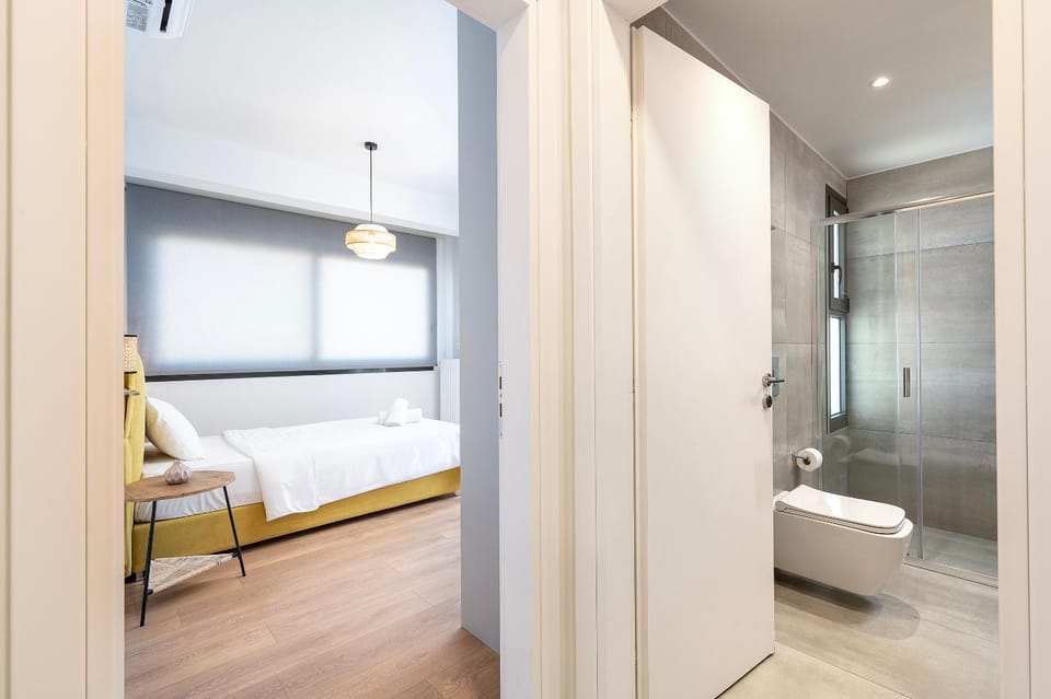 Shower, Toilet, Bed, Bathroom, Photo of the whole room, Bedroom, Bath, towels