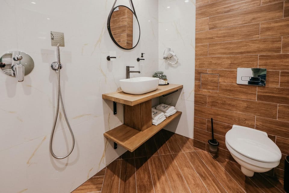Shower, Toilet, Bathroom, towels