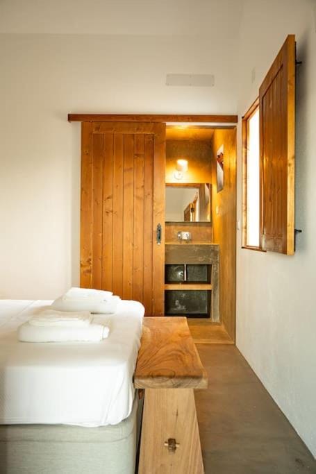 Bed, Bathroom, Photo of the whole room, Bedroom