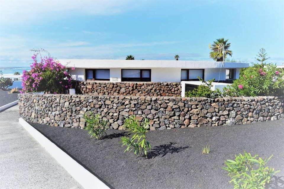 Bungalow en la playa de Famara House in Isla de Lanzarote