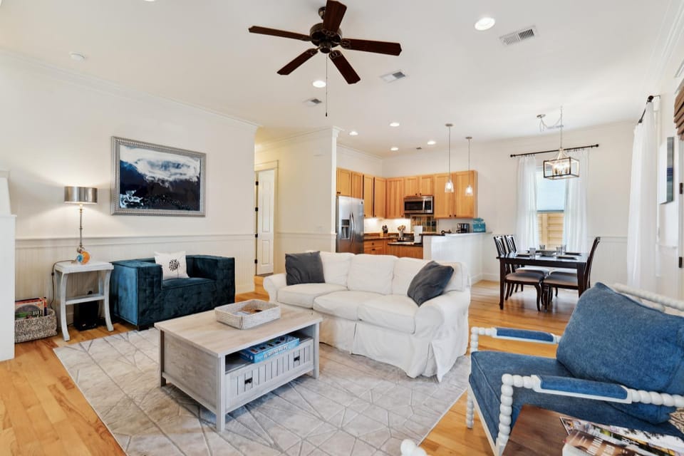 TV and multimedia, Kitchen or kitchenette, Living room, Decorative detail, Seating area, Dining area, fireplace