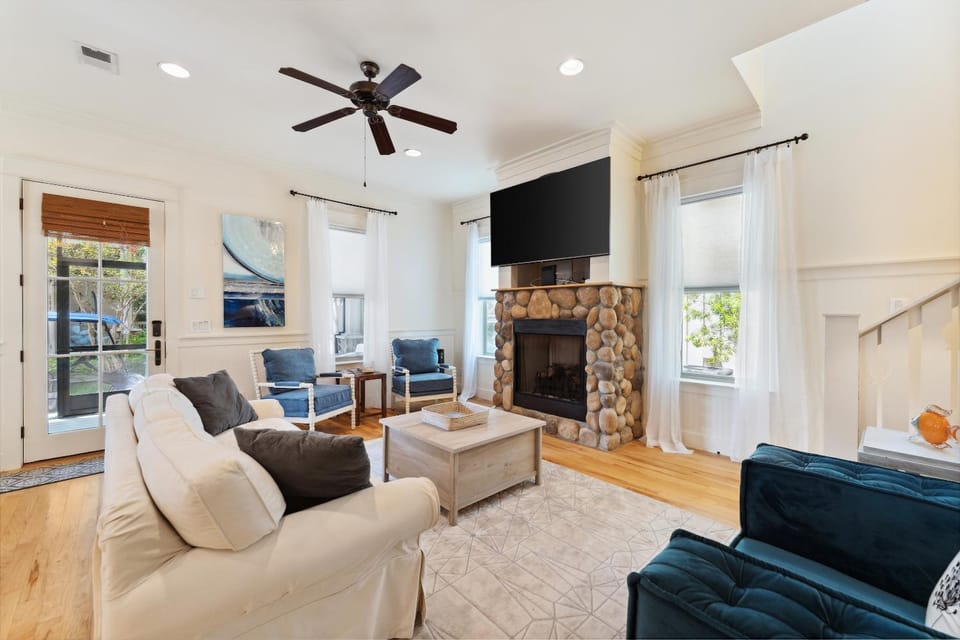 TV and multimedia, Living room, Decorative detail, Seating area, fireplace, flat iron
