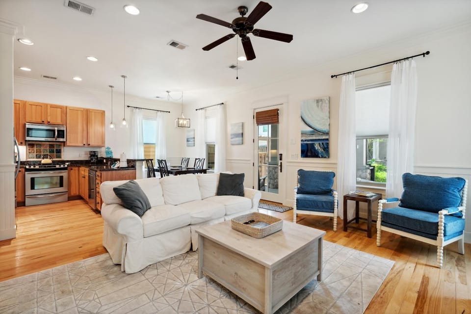 TV and multimedia, Kitchen or kitchenette, Living room, Decorative detail, Seating area, Dining area, fireplace, minibar, pet friendly, stove