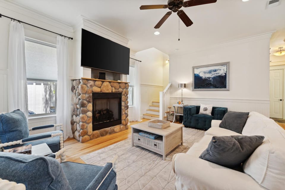 TV and multimedia, Living room, Decorative detail, Seating area, fireplace, flat iron