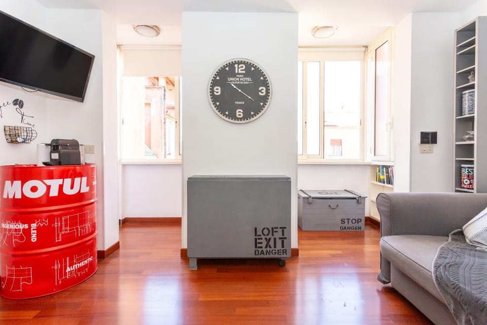 Bed, TV and multimedia, Living room, Seating area, Evening entertainment, air conditioner