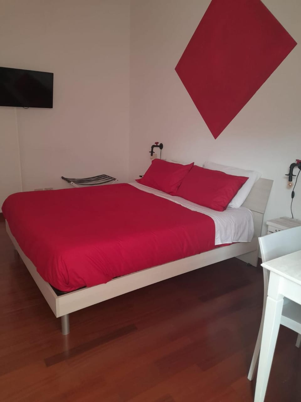 Bed, TV and multimedia, Photo of the whole room, Bedroom