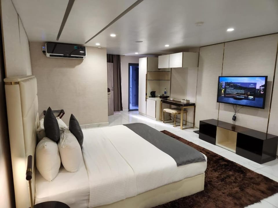 Bed, TV and multimedia, Photo of the whole room, Bedroom