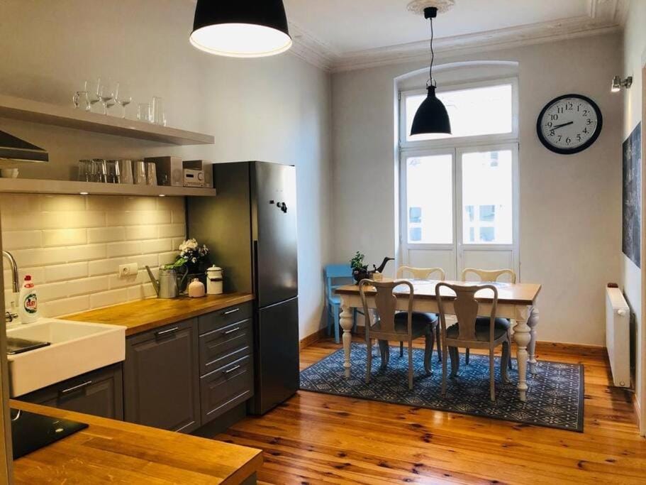 Kitchen or kitchenette, Dining area, stove