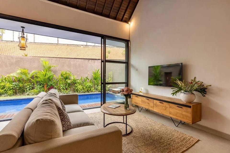 Communal lounge/ TV room, TV and multimedia, Living room, Seating area, Evening entertainment, Pool view