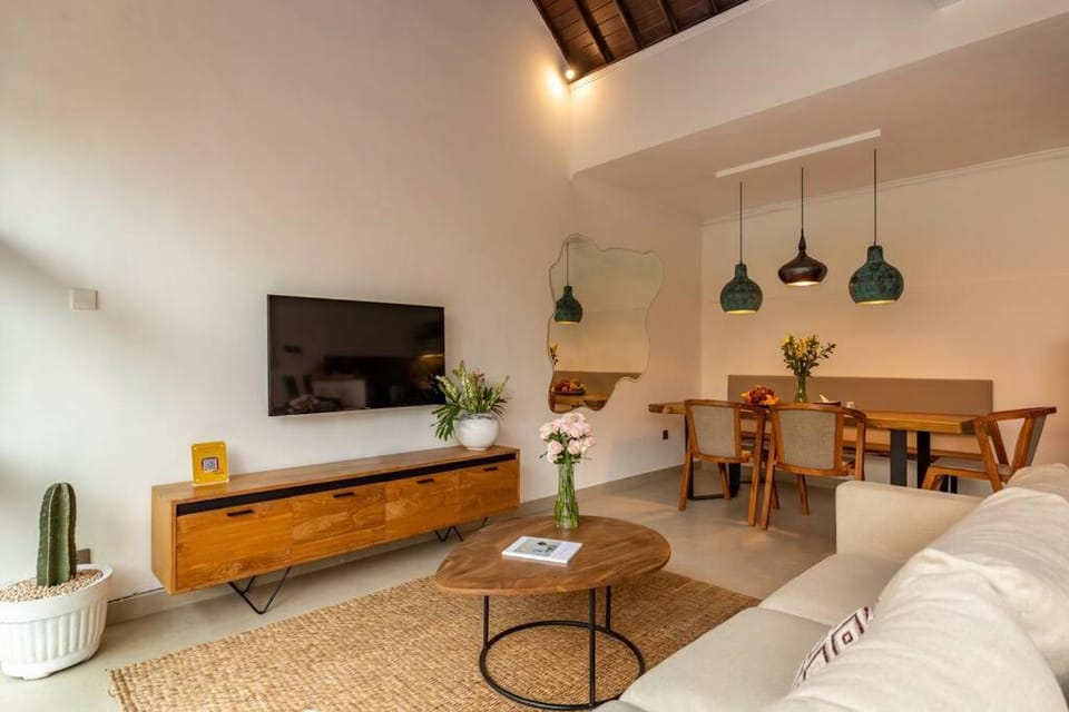 Communal lounge/ TV room, TV and multimedia, Living room, Seating area, Dining area, Evening entertainment