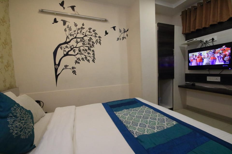 Bed, TV and multimedia, Photo of the whole room, Bedroom