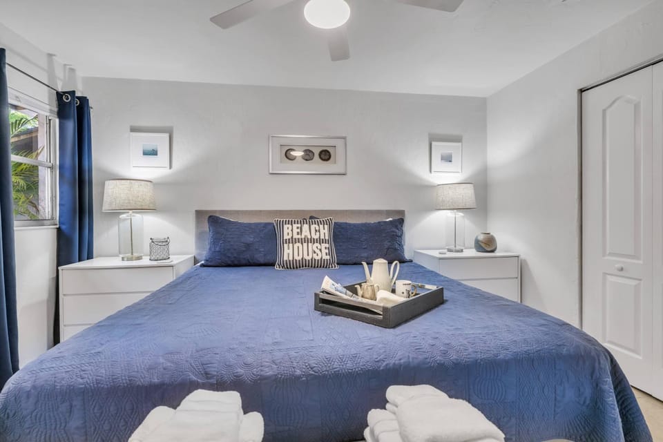 Bed, Photo of the whole room, Bedroom, fireplace, towels