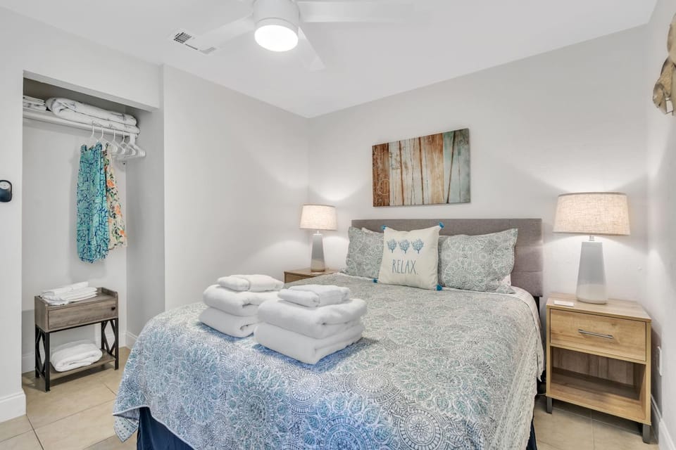 Bed, Photo of the whole room, Bedroom, towels
