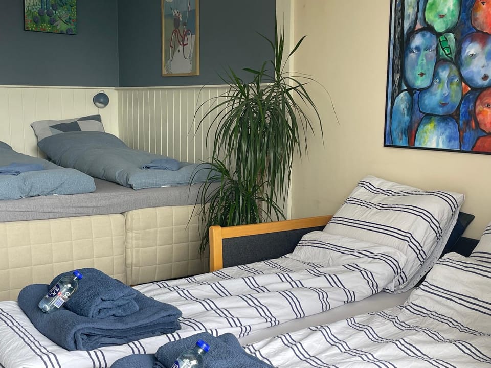 Bed, Photo of the whole room, Bedroom, Text overlay, towels
