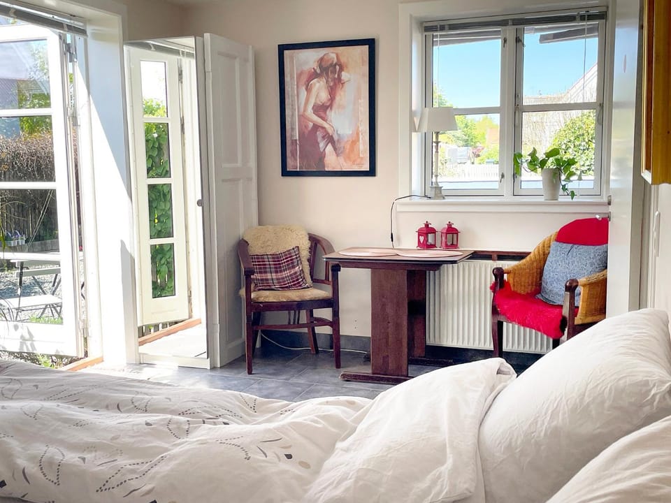 Bed, Photo of the whole room, Seating area, Bedroom