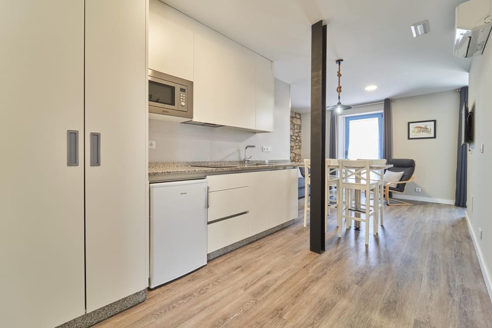 Kitchen or kitchenette, Dining area, minibar, stove