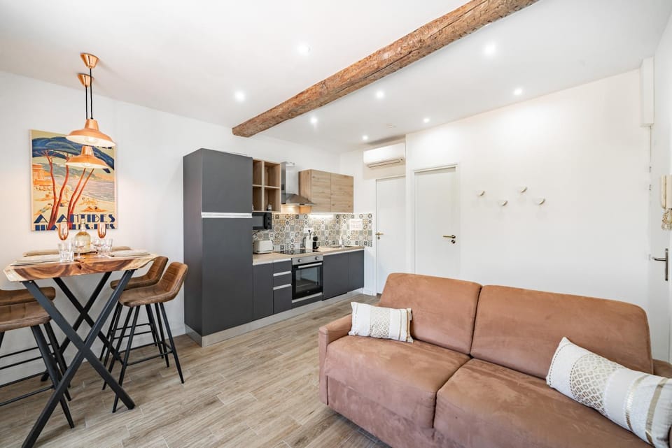 Living room, Dining area, pet friendly, kitchen