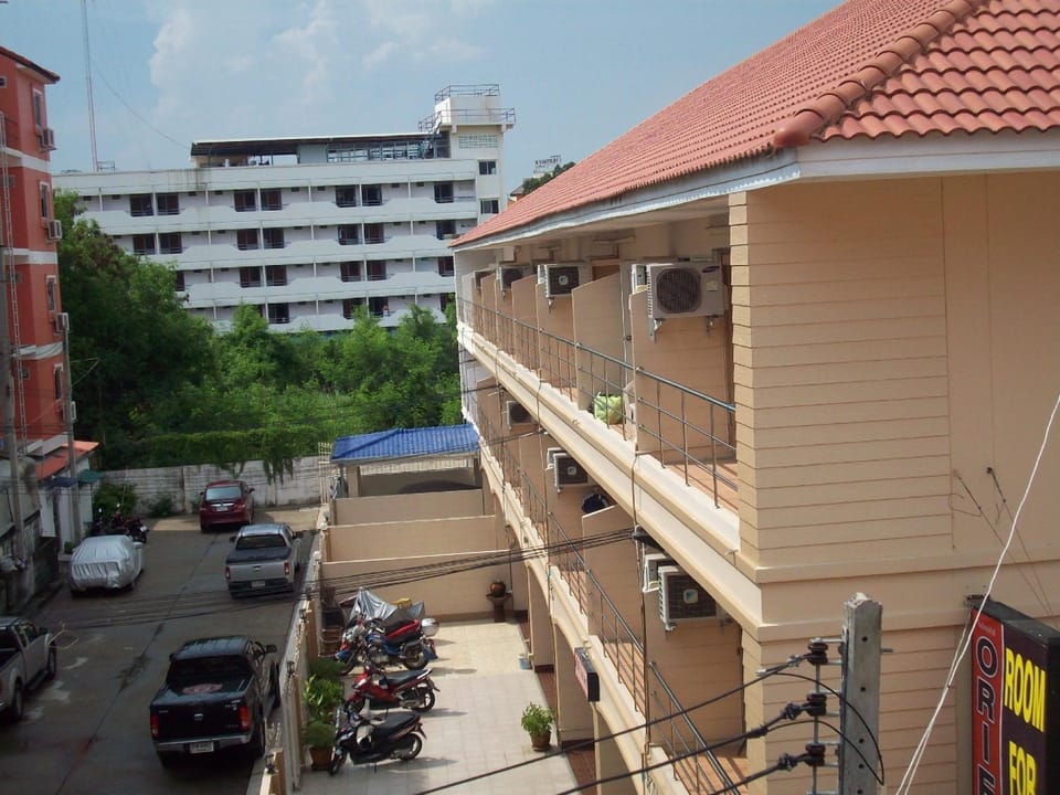 Property building, Facade/entrance, Neighbourhood, Balcony/Terrace, Street view, Parking