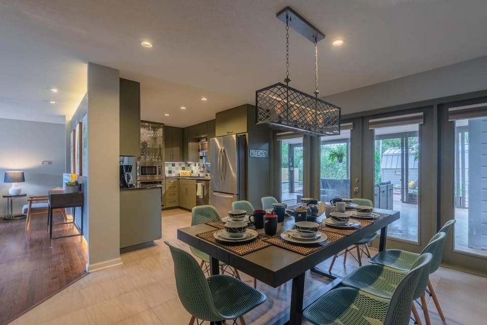 Serene POOL & Firepit in Stunning Home By Airport House in San Antonio