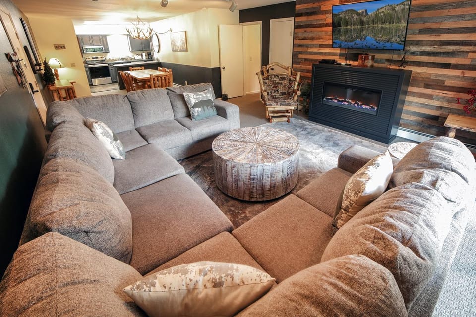 Fawn Valley Inn- 302 condo Apartment in Estes Park