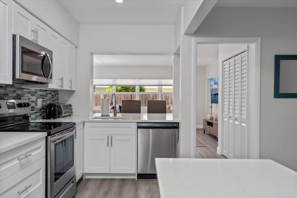 Kitchen or kitchenette, Photo of the whole room, Dining area, dishwasher, minibar, pet friendly, stove, toaster