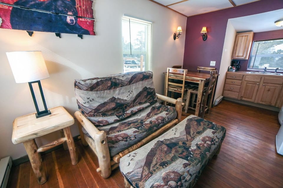 Triple R Cottages- 6 cabin Cabin in Estes Park