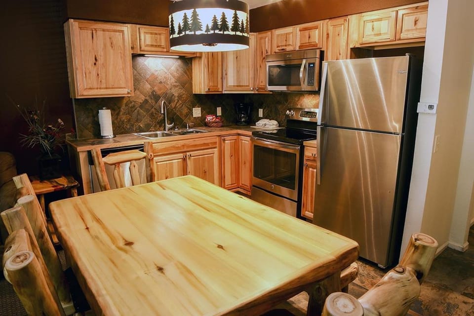 Kitchen or kitchenette, Dining area