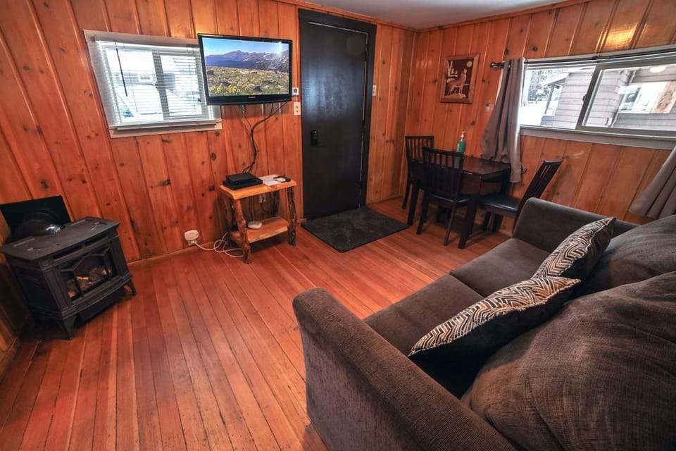 Triple R Cottages- 3 cabin Cabin in Estes Park