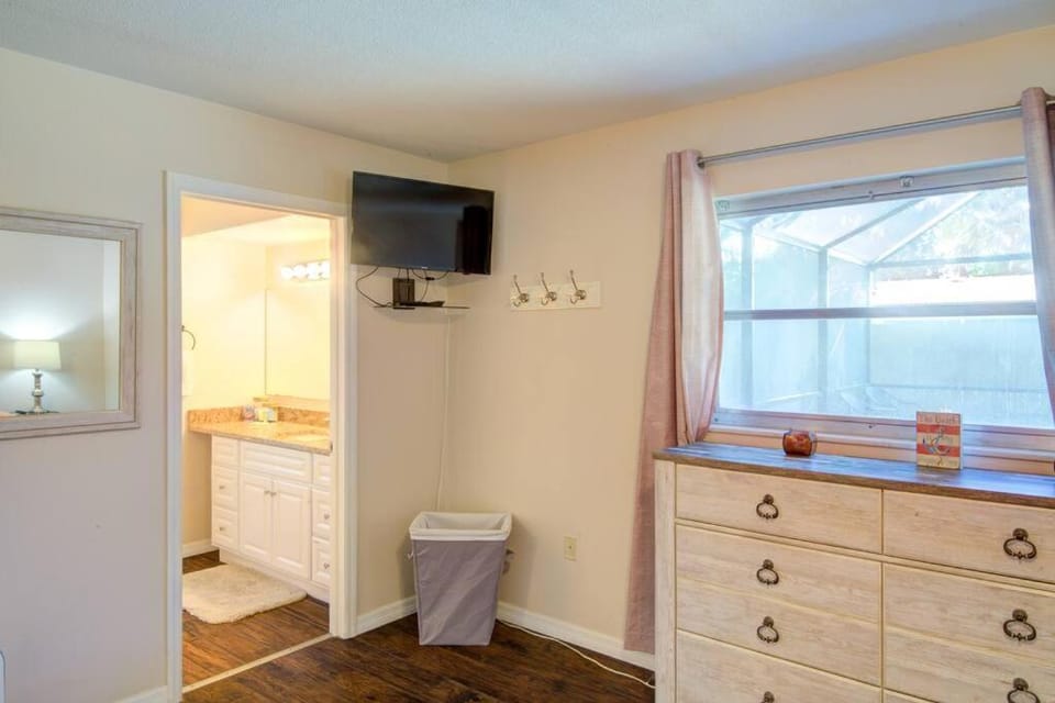 Close to Siesta Key, Shopping, Restaurants & More! Apartment in Gulf Gate Estates