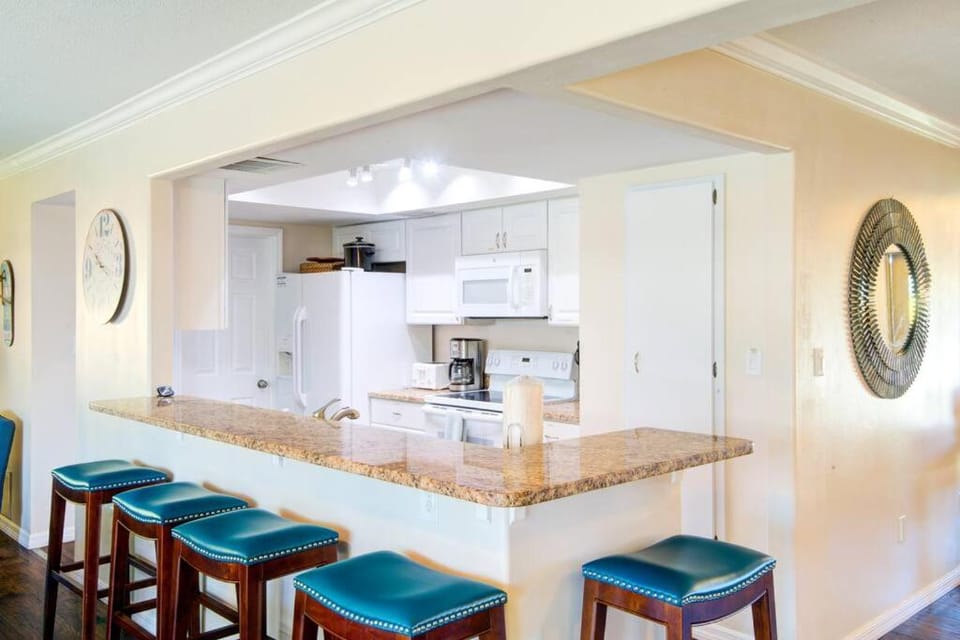 Close to Siesta Key, Shopping, Restaurants & More! Apartment in Gulf Gate Estates