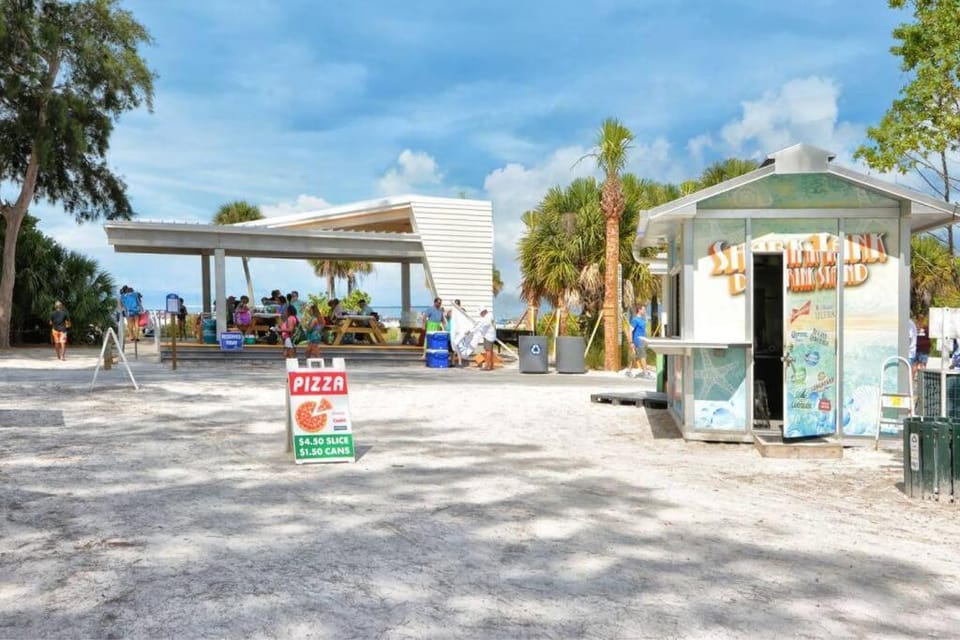 Close to Siesta Key, Shopping, Restaurants & More! Apartment in Gulf Gate Estates