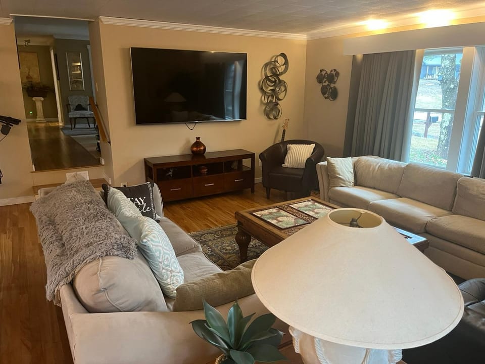 TV and multimedia, Living room, Seating area, Evening entertainment
