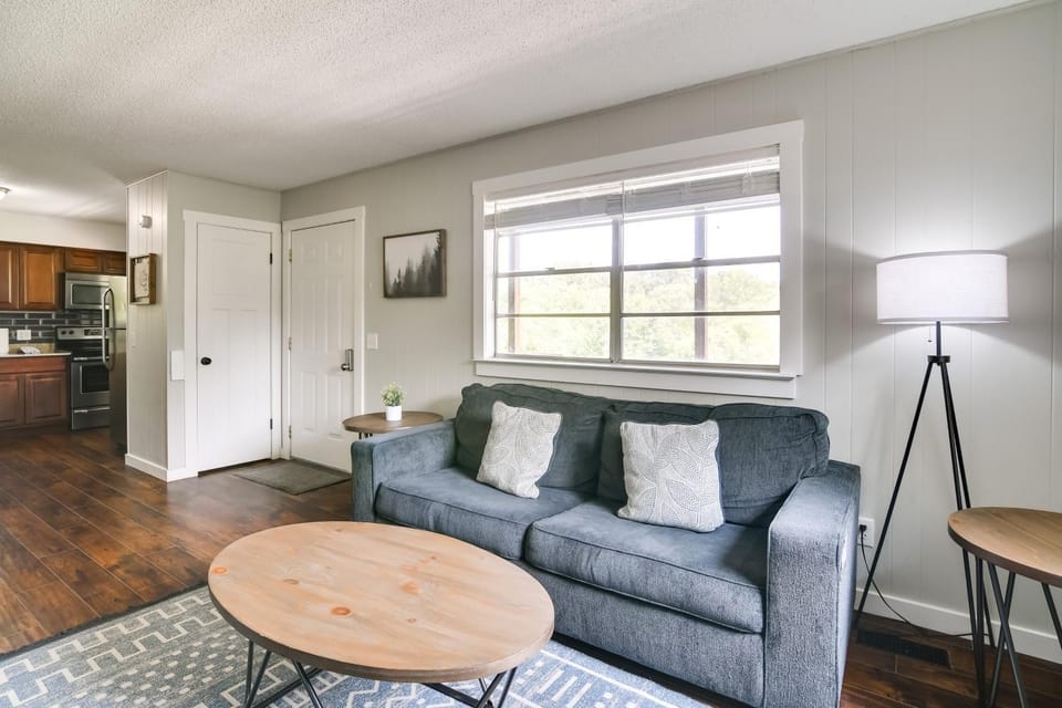 Tranquil Kimberling City Getaway w/ Community Pool House in Kimberling City