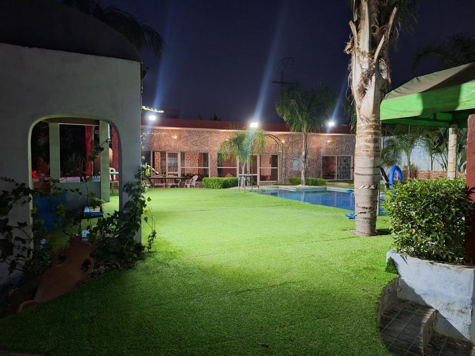 Espace vert avec logement familial et piscine privée terrasse House in Marrakesh-Safi