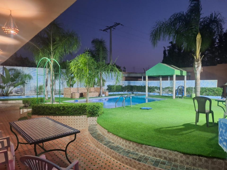 Espace vert avec logement familial et piscine privée terrasse House in Marrakesh-Safi
