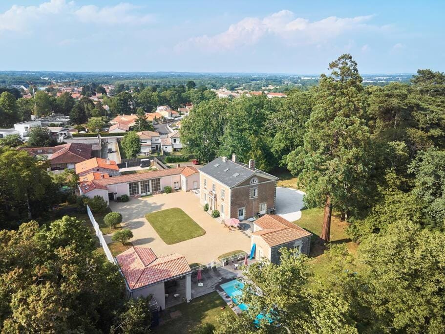 Property building, Neighbourhood, City view, Pool view, Street view