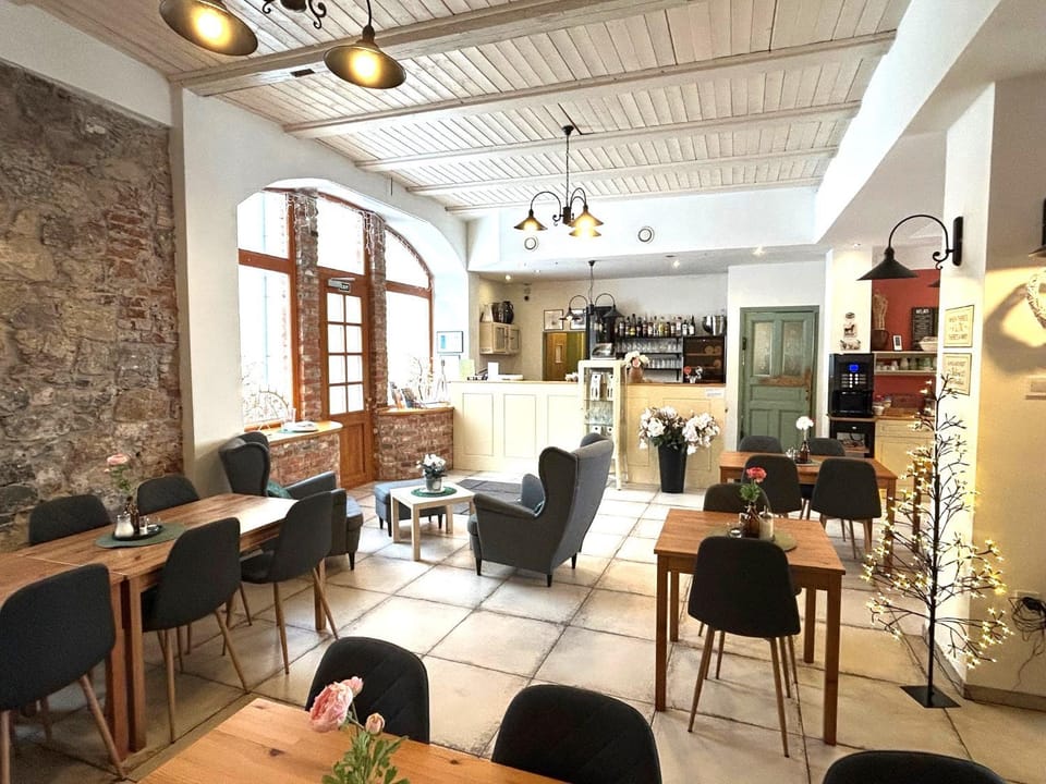 Restaurant/places to eat, Banquet/Function facilities, Seating area