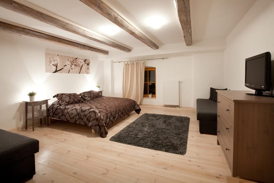 Property building, Facade/entrance, Living room, Photo of the whole room, Seating area