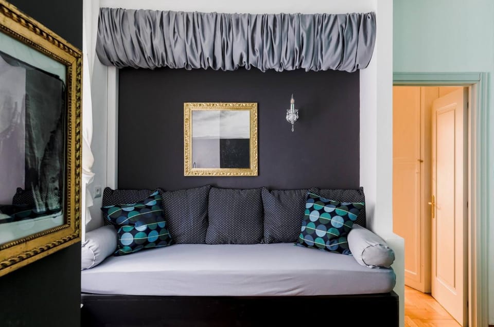 Bed, Living room