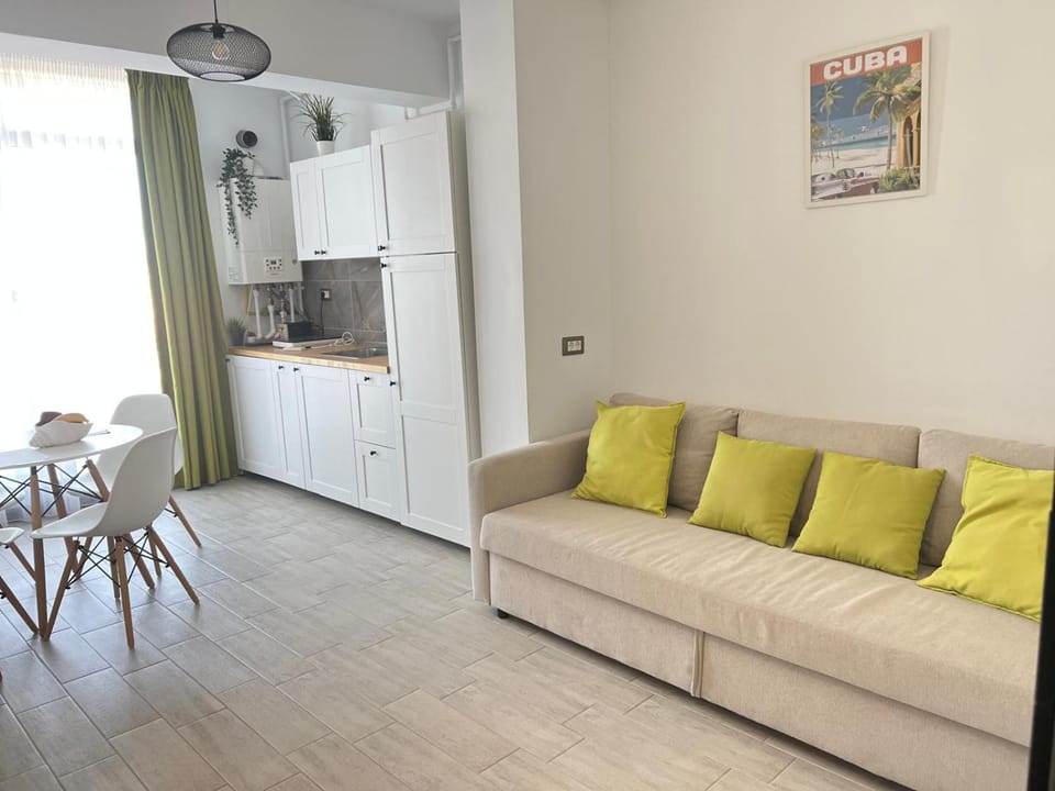 Kitchen or kitchenette, Living room, Seating area, Dining area